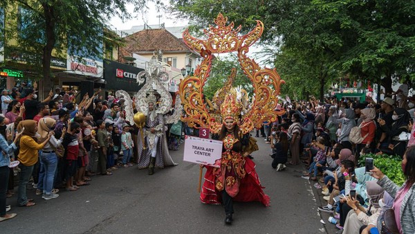 Jogja Fashion Carnival diikuti berbagai kelompok usia, mulai dari anak-anak hingga orang dewasa. Para millennial turut aktif terlibat. Kegiatan ini pun disambut antusias warga. Jogja Fashion Carnival diikuti berbagai kelompok usia, mulai dari anak-anak hingga orang dewasa. Para millennial turut aktif terlibat. Kegiatan ini pun disambut antusias warga.