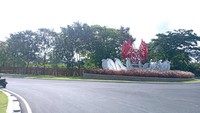 Lokasi showcase mangrove ini berlokasi di Pura Luhur Candi Narmada Tanah Kilap yang masuk di wilayah Desa Pemogan. Memasuki kawasan, pengunjung disapa oleh Monumen G20. Jalan masuk ke areal Pura Candi Narmada kini sudah menjadi mulus dan lebar dibandingkan sebelumnya. (Foto: I Wayan Sui Suadnyana/detikBali)