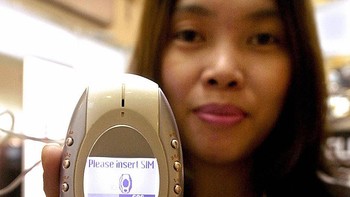 Kalau ini Siemens Xelibri 6 yang seperti tempat bedak. Siemens akhirnya menutup proyek Xelibri pada tahun 2004 dan menanggung kerugian besar. Hanya 780 ribu unit terjual dari seri ini. Kegagalan proyek Xelibri membuat divisi ponsel Siemens kian berdarah-darah dan tinggal menuju waktu sebelum kebangkrutan terjadi. Foto: Mobilissimo