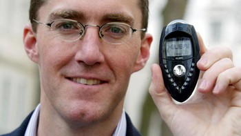 Meskipun dirancang desainer kenamaan dan dijual mahal, Siemens Xelibri dianggap terlalu aneh bentuknya sehingga minat konsumen tidak begitu besar. Meski Siemen sudah berpromosi besar-besaran, penjualan Xelibri tak juga membaik. Selain desainnya aneh, keyboardnya terutama juga susah dipakai. Foto: Getty Images