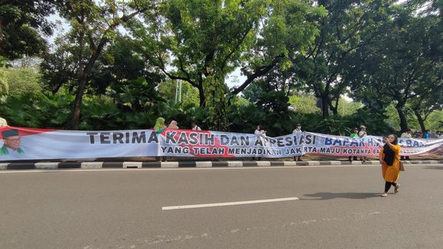 Spanduk raksasa di depan Balai Kota DKI Jakarta.