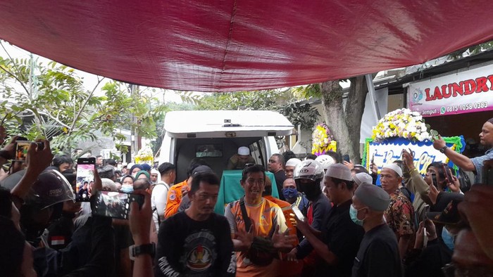 Suasana di rumah duka mahasiswi IPB hanyut terseret banjir di Bogor
