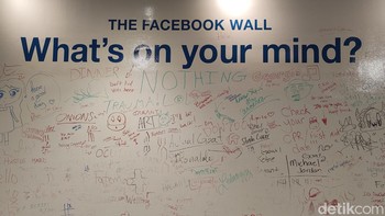 Facebook Wall, semua pegawai bisa corat-coret menuliskan buah pikiran mereka di tembok ini. Foto: Fitraya Ramadhanny/detikcom