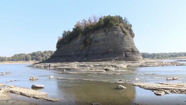 Formasi batuan unik yang jarang dilihat dapat diakses dengan berjalan kaki. Salah satunya adalah Tower Rock, sebuah pulau besar di tengah Sungai Mississippi di selatan St. Louis.