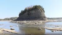 Formasi batuan unik yang jarang dilihat dapat diakses dengan berjalan kaki. Salah satunya adalah Tower Rock, sebuah pulau besar di tengah Sungai Mississippi di selatan St. Louis.