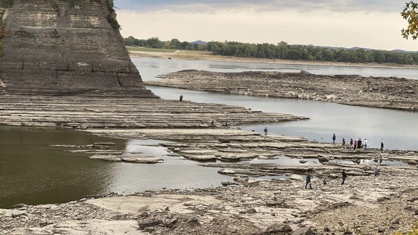 Salah satu sungai terpanjang di dunia, Sungai Mississippi, di Amerikat Serikat, mengering. Traveler pun terkejut dengan penampakan dasarnya yang menakjubkan.