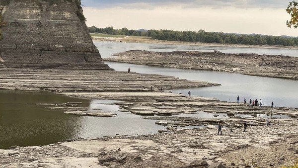 Salah satu sungai terpanjang di dunia, Sungai Mississippi, di Amerikat Serikat, mengering. Traveler pun terkejut dengan penampakan dasarnya yang menakjubkan. Salah satu sungai terpanjang di dunia, Sungai Mississippi, di Amerikat Serikat, mengering. Traveler pun terkejut dengan penampakan dasarnya yang menakjubkan.