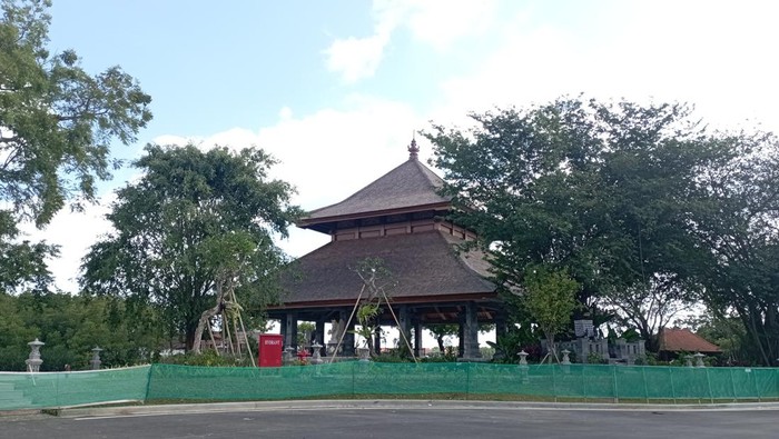 Tepat di depan Pura Candi Narmada, terdapat balai atau wantilan yang cukup besar. Wantilan itu masih ditutupi oleh jaring berwarna hijau dan ada tanda larangan masuk.