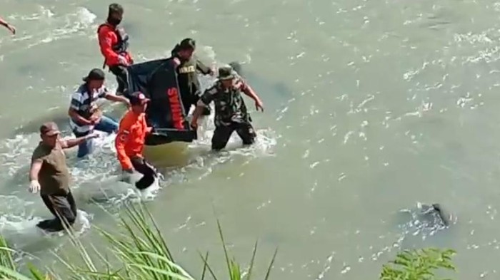Tim SAR gabungan mengevakuasi korban longsor di Jeneponto.