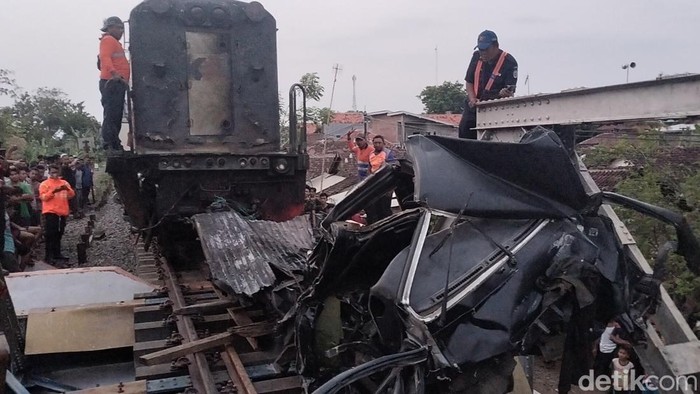 Truk tertabrak KA di Desa Watestani, Nguling, Pasuruan