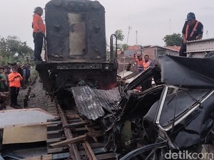 Pikap Terbakar Usai Tertabrak KA-Terseret 300 Meter di Pasuruan