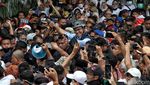 Tumpah Ruah Warga Sambut Anies di Balai Kota