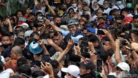 Anies menyalami warga yang mengerubunginya dan menunggu sejak pagi di Balai Kota.