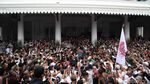 Tumpah Ruah Warga Sambut Anies di Balai Kota