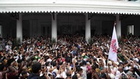 Pemandangan Balai Kota Jakarta dipenuhi warga saat acara perpisahan Anies.
