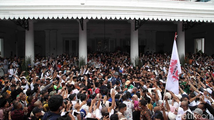 Tumpah Ruah Warga Sambut Anies di Balai Kota Gubernur DKI Jakarta Anies Baswedan tiba di Balai Kota, Jakarta pusat, Minggu (16/10/2022). Anies Baswedan akan melakukan perpisahan karena purnatugas sebagai Gubernur DKI Jakarta hari ini.