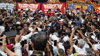 Anies yang baru tiba dari Bundaran HI langsung dikerubungi warga. Warga berebutan foto dengan orang nomor 1 di DKI itu.