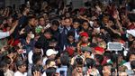 Tumpah Ruah Warga Sambut Anies di Balai Kota