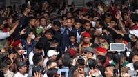 Warga begitu antusias menyambut Anies di Balai Kota hingga tumpah ruah.