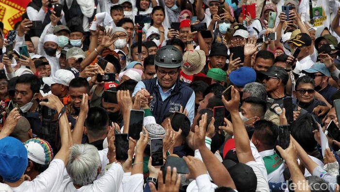 Gubernur DKI Jakarta Anies Baswedan tiba di Balai Kota, Jakarta pusat,  Minggu (16/10/2022).  Anies Baswedan akan melakukan perpisahan karena purnatugas sebagai Gubernur DKI Jakarta hari ini.