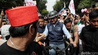 Anies diserbu oleh warga yang sudah menunggu kedatangannya sejak pagi untuk mengucapkan salam perpisahan di hari terakhirnya menjabat sebagai Gubernur DKI.