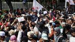 Tumpah Ruah Warga Sambut Anies di Balai Kota