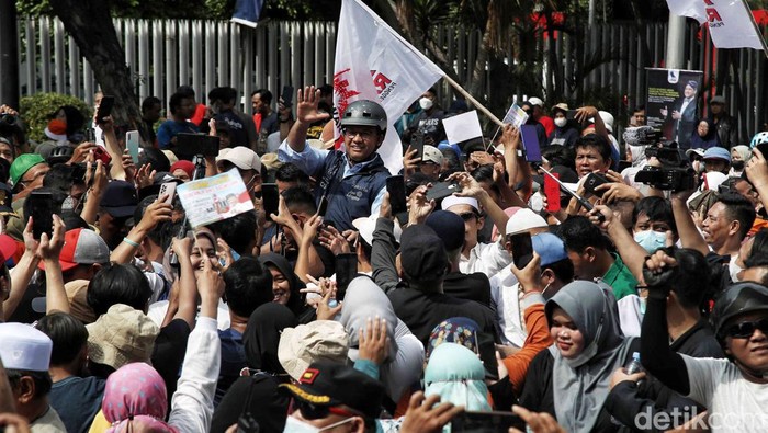 Gubernur DKI Jakarta Anies Baswedan tiba di Balai Kota, Jakarta pusat,  Minggu (16/10/2022).  Anies Baswedan akan melakukan perpisahan karena purnatugas sebagai Gubernur DKI Jakarta hari ini.