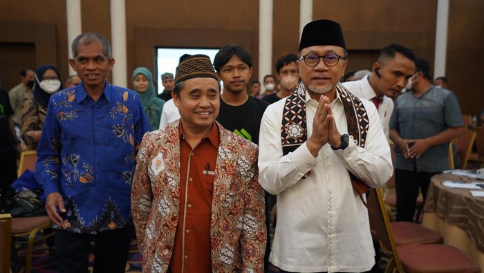 Menteri Perdagangan Zulkifli Hasan meminta pelaku usaha lebih produktif lagi memperkuat Indonesia menjadi negara maju.