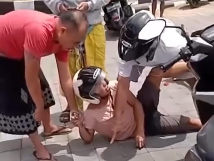 Video pria yang diduga usai melakukan transaksi narkoba hingga kepergok warga viral di media sosial. Video itu disebut diambil di Desa Tukadmungga, Buleleng.