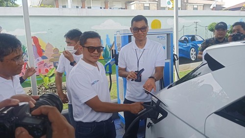 Wakil Menteri (Wamen) BUMN, Pahala Nugraha Mansury melakukan peninjauan di SPKLU PLN UP3 Bali Selatan pada Minggu (16/10/2022)