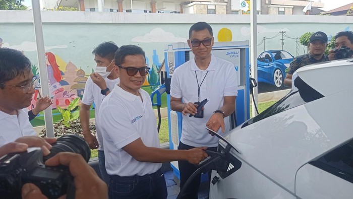 Wakil Menteri (Wamen) BUMN, Pahala Nugraha Mansury melakukan peninjauan di SPKLU PLN UP3 Bali Selatan pada Minggu (16/10/2022)