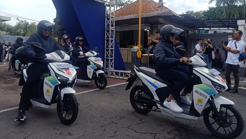 Wakil Menteri (Wamen) BUMN, Pahala Nugraha Mansury ketika mengendarai motor listrik di di SPKLU PLN UP3 Bali Selatan pada Minggu (16/10/2022) .