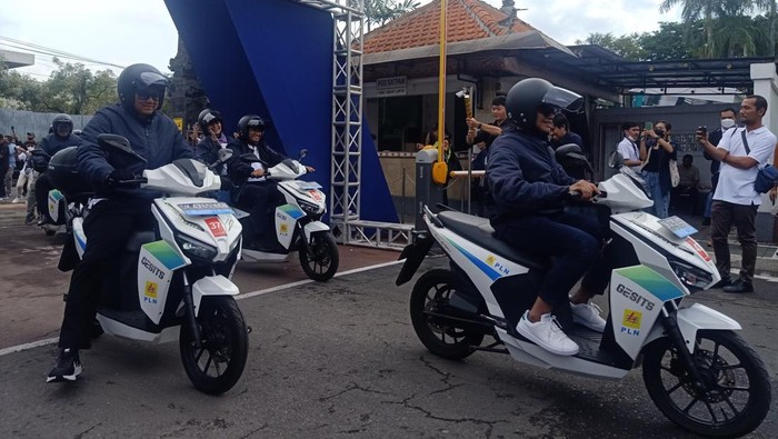 Wakil Menteri (Wamen) BUMN, Pahala Nugraha Mansury ketika mengendarai motor listrik di di SPKLU PLN UP3 Bali Selatan pada Minggu (16/10/2022) .