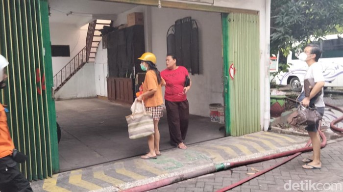 Warga yang rumahnya di belakang toko Jalan Gemblongan evakuasi barang berharga