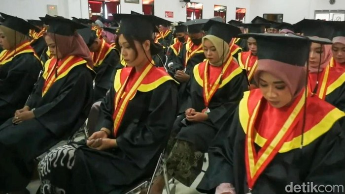 wisudaawan untag doakan korban tragedi kanjuruhan