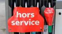 Tanda hors sevice (tidak beroperasi) dipasang di SPBU Total daerah Le Chesnay, Prancis. Foto: AFP via Getty Images/GUILLAUME SOUVANT