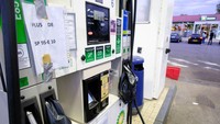 Tanda ‘Plus de carburant’ (BBM kosong) dipasang di salah satu SPBU daerah Asseviller, Prancis. Foto: AFP via Getty Images/GUILLAUME SOUVANT