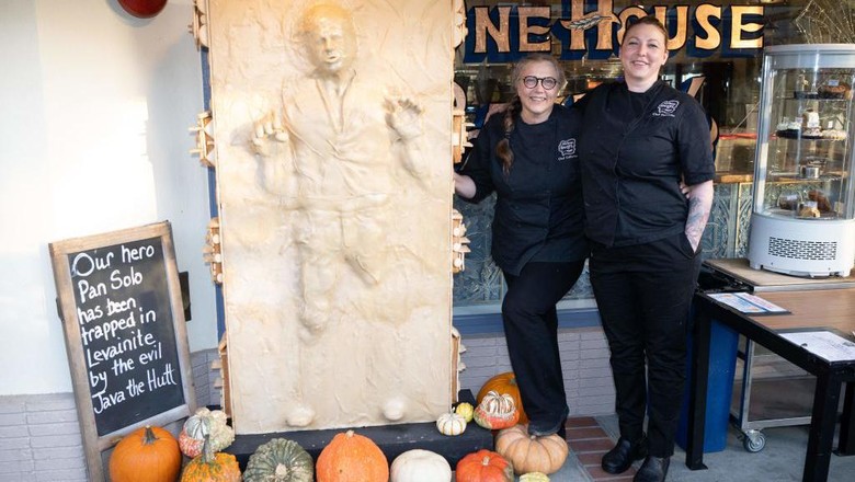 1244028381 - Patung Roti Han Solo Creators Hannalee Pervan (R) and Catherine Pervan (L) stand for a photo in front of their creation