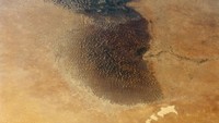 Lanjut, posisi ke-5 dipegang oleh ada Chad dengan luas 1,284,000 km persegi. Negara ini mendapat julukan Jantung Mati Afrika karena hampir seluruh kawasannya beriklim gurun.