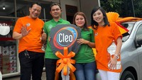 Wakil Direktur Cleo, Melisa Patricia (kanan) dan Direktur Toto Sucartono (kiri) berfoto bersama pemenang hadiah utama mobil melalui program Cleo Berbagi. Pt Sariguna Primatirta Tbk (Tanobel Group) emiten produsen Air Minum Dalam Kemasan (AMDK) optimis penjualan pada kuartal III 2022 akan mencapai lebih dari Rp 1 triliun. 