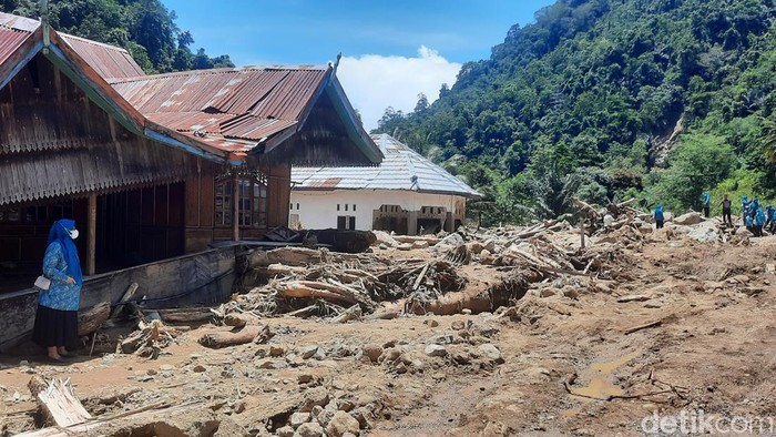 Akses jalan di Mamuju masih tertutup material longsor