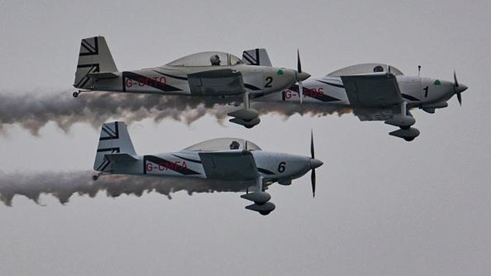 OEIRAS, PORTUGAL - OCTOBER 16: Airplanes perform aerobatics during Oeiras Valley Air Show, an aerobatics festival integrated in the Portugal Air Summit'22, over Santo Amaro Beach on October 16, 2022 in Oeiras, Portugal. The festival included various aerobatics performances with airplanes from the Air Race Championship, a Supermarine Spitfire, and air shows by former world champions Ramón Alonso, Castor Fantoba, Jorge Macias, Luís Garção, Quijote, Jacobstars and The Raven Team. It also had an overflight of the Portuguese Air Force F16s and, at the end of the afternoon, Aerosparx team illuminating Santo Amaro water mirror with fireworks launched from the airplanes' wings. (Photo by Horacio Villalobos#Corbis/Corbis via Getty Images)