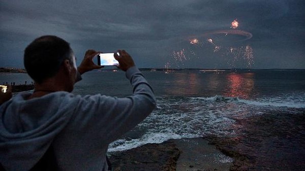 Aksi Manuver Pesawat Luncurkan Kembang Api di Langit Portugal