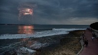 Aksi manuver pesawat-pesawat itu memukau warga yang menonton dari pinggir pantai.  