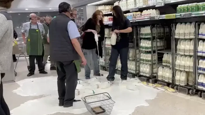 Aktivis Vegan Aktivis Vegan membuang susu ke lantai supermarket sebagai aksi protes.