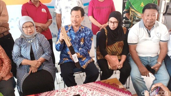 Alumni dan guru SMAN 6 Solo saat memberikan keterangan mengenai isu ijazah palsu Jokowi, Senin (17/10/2022).