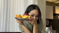 Pelantun lagu Gemintang ini diketahui secara rutin mengonsumsi makanan sehat. Menu sarapannya berupa buah-buahan dan salad. Foto: Instagram @andienaisyah