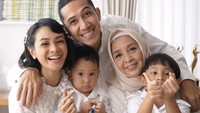 Potret Andien bersama keluarga kecil dan ibunya ini juga menarik perhatian. Mereka berkumpul bersama di Hari Raya Idul Fitri dan menikmati hidangan ketupat khas Lebaran. Foto: Instagram @andienaisyah