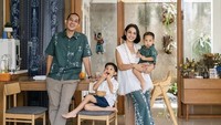 Bersama sang suami dan kedua anaknya, Andien tampak sangat manis. Mereka berpose di meja makan sambil menikmati buah-buahan. Foto: Instagram @andienaisyah