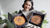 Bukti lain dari Andien yang merupakan sweet tooth. Ia memesan dua kue dari toko favoritnya. Andien menuliskan keterangan, Im a sweet tooth, yes I am. Suka banget banget nget makanan manis! Foto: Instagram @andienaisyah